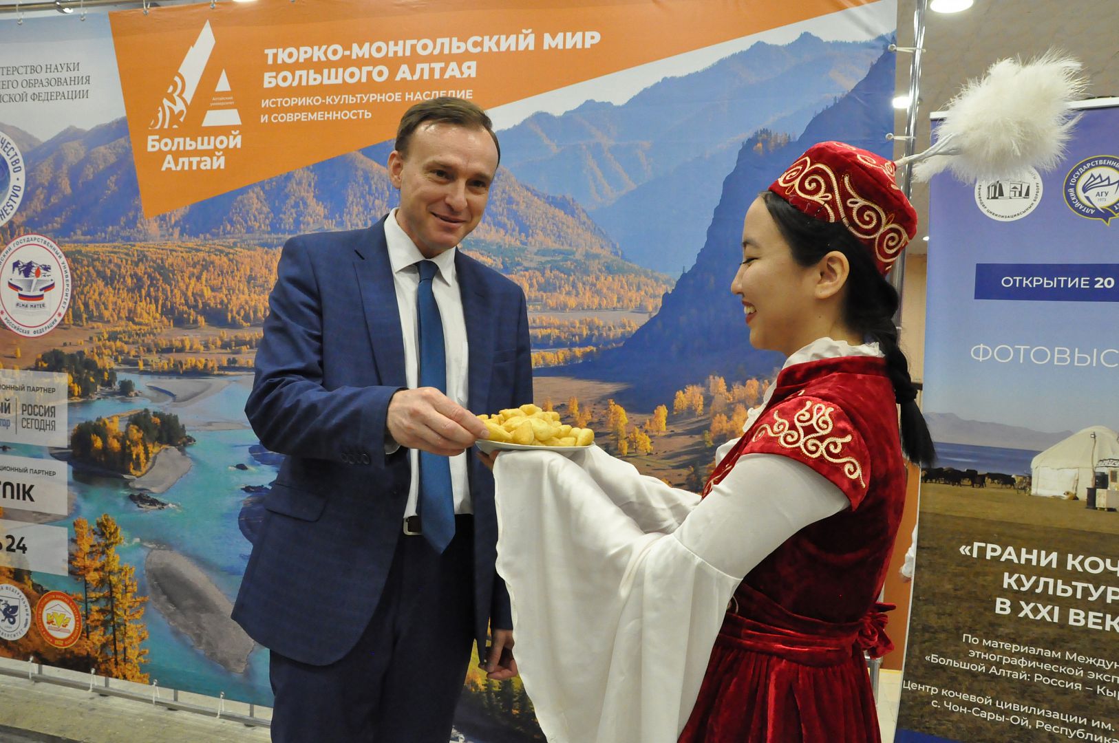 Фотовыставка «Грани кочевой культуры в XXI веке» торжественно открылась в Алтайском госуниверситете