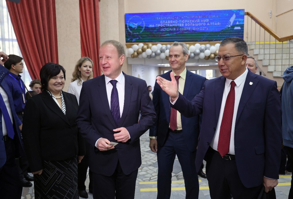 «Алтайская правда» подготовила фоторепортаж с IV Международного алтаистического форума
