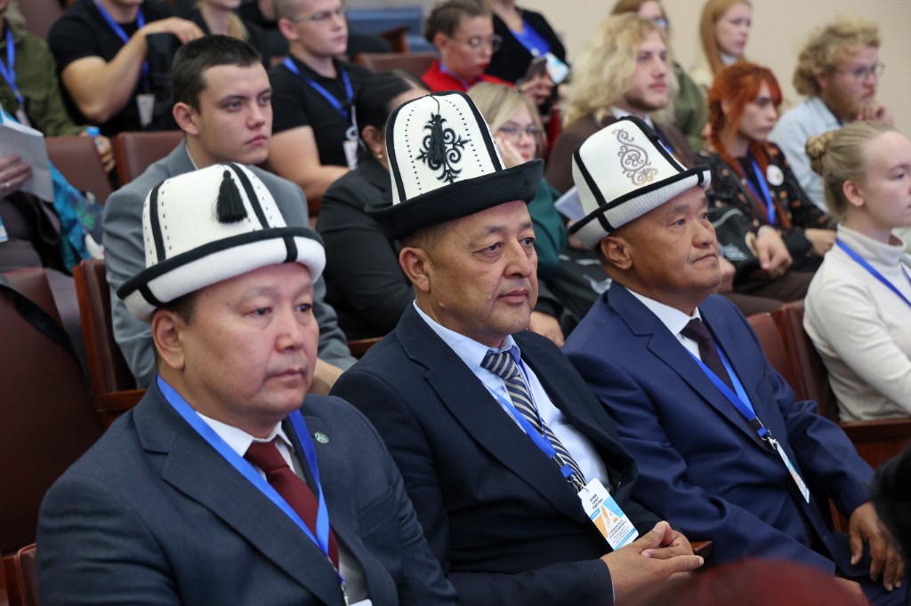 «Алтайская правда» подготовила фоторепортаж с IV Международного алтаистического форума