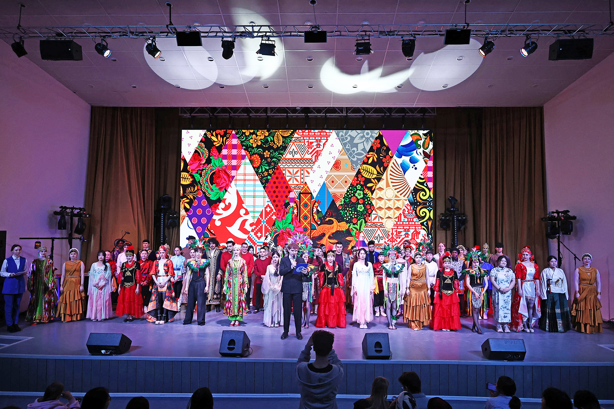 В АлтГУ на Фестивале национальных культур соткали «Полотно мира» в честь праздника Навруз