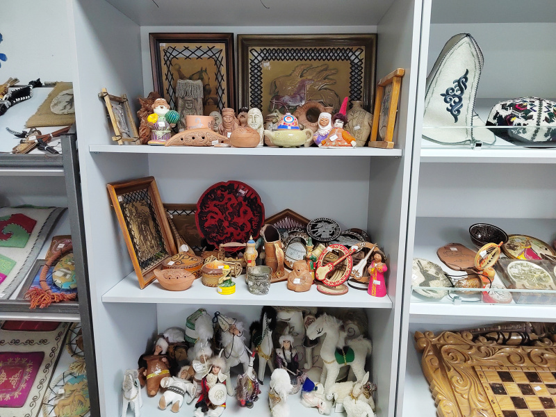 Экспертов Большого Алтая ярко встретили в одной из ведущих школ Бишкека, где открылся кабинет тюркского наследия