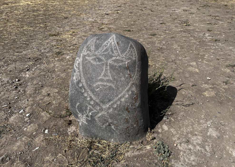 Изваяние женщины в трехрогом головном уборе