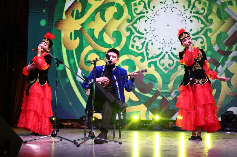 В АлтГУ на Фестивале национальных культур соткали «Полотно мира» в честь праздника Навруз