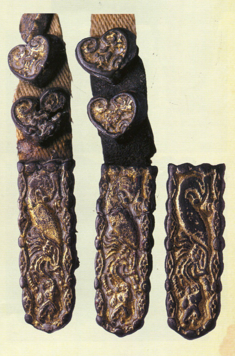 Подвесной ремень поясного набора с накладными бляхами и ременным распределителем (частичная реконструкция)