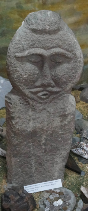 Изваяние мужчины в головном уборе