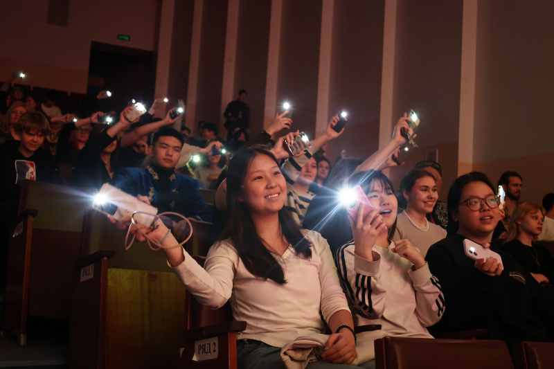 В АлтГУ на Фестивале национальных культур соткали «Полотно мира» в честь праздника Навруз