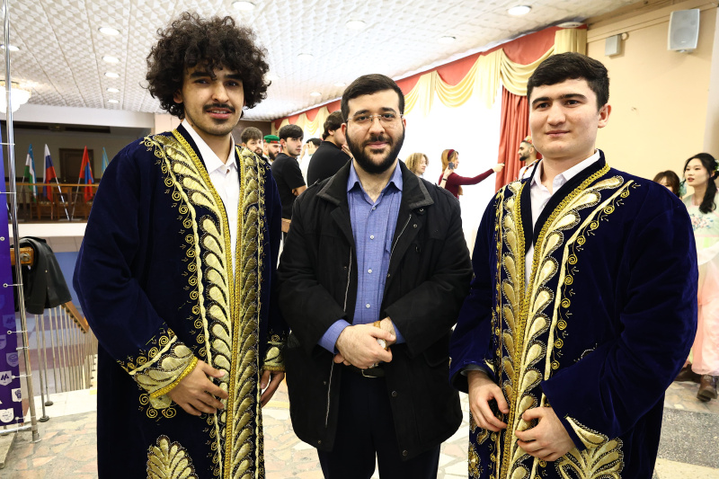 В АлтГУ на Фестивале национальных культур соткали «Полотно мира» в честь праздника Навруз